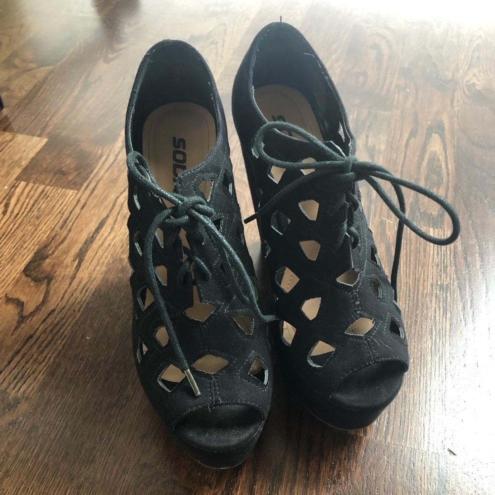 Black heel booties